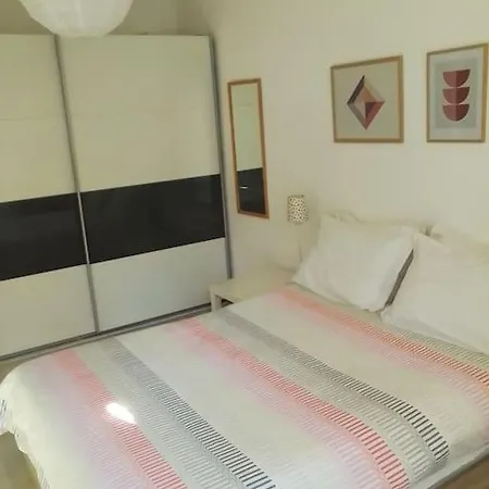 Palms: Modern With A Large Terrace *